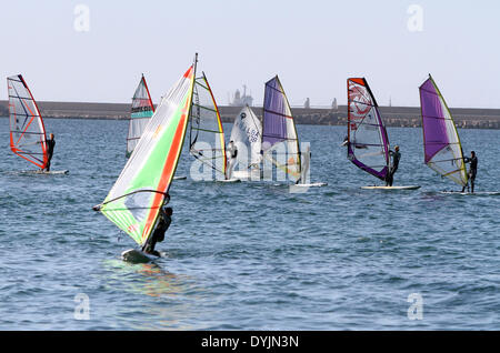 (140420)--Tripolis, 20. April 2014 - Segler im Hafen während in Libyen, Tripolis offene Regatta am 19. April 2014 konkurrieren. (Xinhua/Hamza-Türkei) Stockfoto