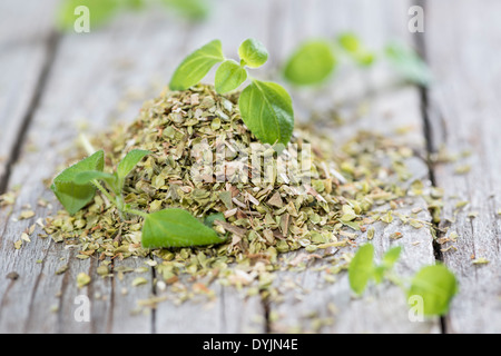 Heap geschreddert Oregano (hochauflösende Nahaufnahmen gedreht) Stockfoto