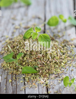 Heap geschreddert Oregano (hochauflösende Nahaufnahmen gedreht) Stockfoto