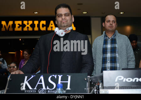 London, UK. 19. April 14: DJ Kash Djing auf Vaisakhi 2014 bei der Exchange-Ilford in London. Foto: siehe Li/Alamy Live News Stockfoto