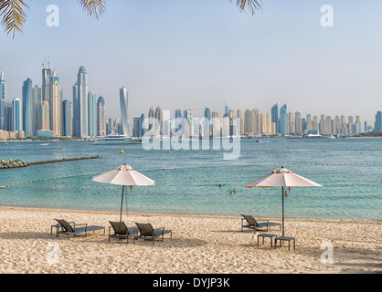 Blick auf Dubai Marina von Palm Jumeirah Beach, Vereinigte Arabische Emirate Stockfoto