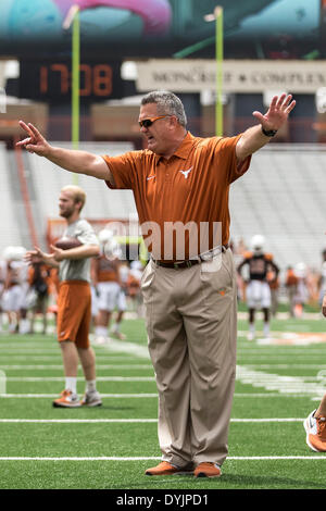 Austin, Texas, USA. 12. Juni 2012. 19. April 2104: Texas Longhorns offensive Coordinator Joe Wickline arbeitet während der jährlichen Texas Football Orange-weiss Scrimmage Darrell K Royal-Texas Memorial Stadium in Austin, TX. © Csm/Alamy Live-Nachrichten Stockfoto