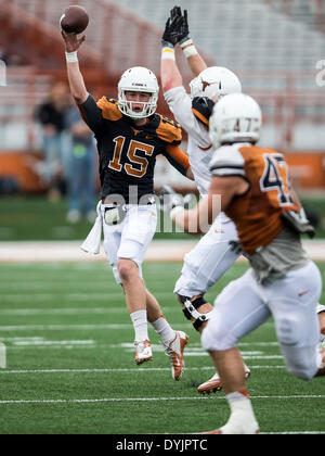 Austin, Texas, USA. 19. April 2014. 19. April 2104: Texas Longhorns Quarterback Trey Holtz (15) wirft einen Pass während der jährlichen Texas Football Orange-weiss Scrimmage am Darrell K Royal-Texas Memorial Stadium in Austin, TX. © Csm/Alamy Live-Nachrichten Stockfoto