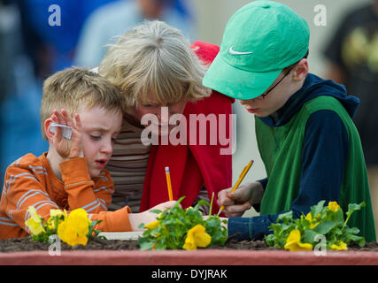 Ranson, WV, USA. 19. April 2014. 19. April 2014: Szenen aus rund um die Strecke auf Charles Town Classic Night im Hollywood Casino Rennen & Slots in Ranson, WV. Scott Serio/ESW/CSM/Alamy Live-Nachrichten Stockfoto