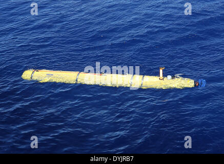 Canberra. 20. April 2014. Am 17. April 2014 von das australische Verteidigungsministerium veröffentlichte Foto zeigt Phoenix International autonomen Underwater Vehicle (AUV) Artemis beginnt seinen Tauchgang bei der Suche nach den fehlenden Malaysia Airlines Flug MH370. Bluefin-21 hat etwa 50 Prozent der fokussierten Unterwasser Suchbereich gesucht und bis heute die gemeinsame Agentur Koordination Center (JACC) bestätigt in seinem neuesten Update am 20. April wurden keine Kontakte von Interesse gefunden. Bildnachweis: Xinhua/Alamy Live-Nachrichten Stockfoto