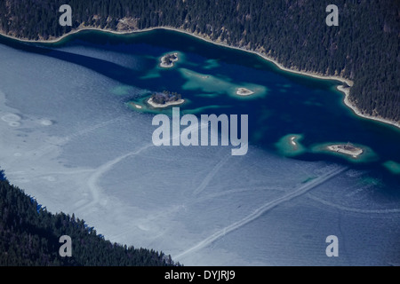 Blick von der Zugspitze Auf Den Zugefrorenen Eibsee, Garmisch Partenkirchen, Bayern, Deutschland, Europa Stockfoto