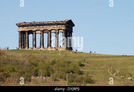 Menschen zu Fuß bis Penshaw Hill Ostern Wochenende Sunderland North East England Großbritannien Stockfoto