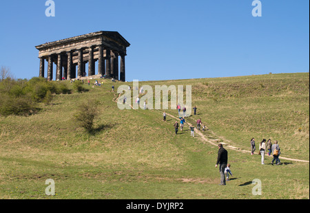 Menschen zu Fuß bis Penshaw Hill Ostern Wochenende Sunderland North East England Großbritannien Stockfoto
