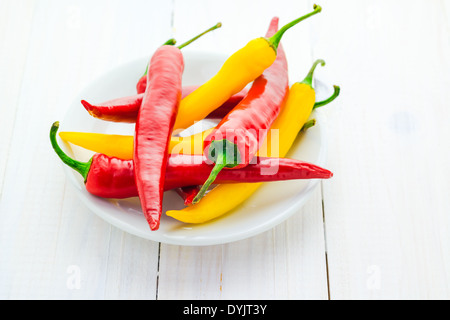 Rote und gelbe Paprika auf dem Silbertablett serviert Stockfoto