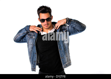 Hip, trendy jungen Mann mit Sonnenbrille und Jeansjacke, isoliert auf weiss Stockfoto