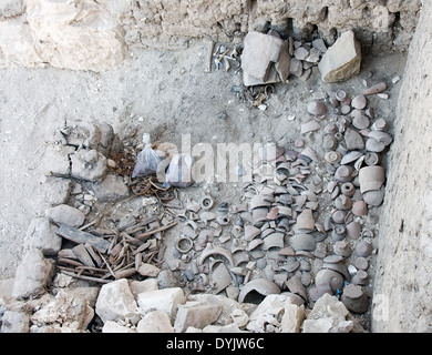 Luxor West Bank, Reste von Keramik aus einem Grab. Stockfoto