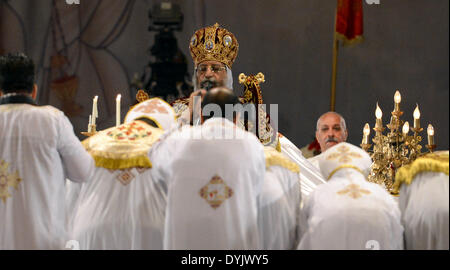 Kairo, Ägypten. 19. April 2014. Papst Tawadros II, Führer der koptischen Kirche Ägyptens, führt einen Ostergottesdienst am 19. April 2014 in der Kathedrale von Abbasiya in Kairo. Kopten zu berücksichtigen, für 6 bis 10 Prozent der ägyptischen 85 Millionen Credit Menschen: Mohammed Bendari/APA Images/ZUMAPRESS.com/Alamy Live News Stockfoto