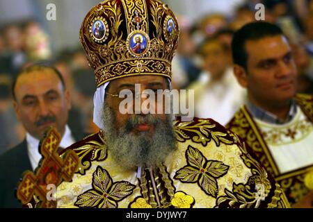 Kairo, Ägypten. 19. April 2014. Papst Tawadros II, Führer der koptischen Kirche Ägyptens, führt einen Ostergottesdienst am 19. April 2014 in der Kathedrale von Abbasiya in Kairo. Kopten zu berücksichtigen, für 6 bis 10 Prozent der ägyptischen 85 Millionen Credit Menschen: Mohammed Bendari/APA Images/ZUMAPRESS.com/Alamy Live News Stockfoto