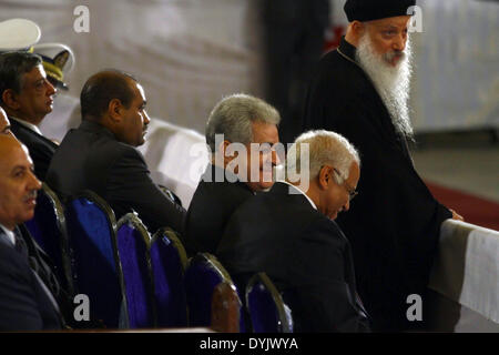 Kairo, Ägypten. 19. April 2014. Ägyptischen Christen besuchen die Zeremonie der "Karsamstag", glaubte als heilig und einen Tag vor Ostern nach orthodoxen Christentum, angeführt von Papst Tawadros II am 19. April 2014 in Kairo, Ägypten-Credit: Mohammed Bendari/APA Images/ZUMAPRESS.com/Alamy Live News Stockfoto