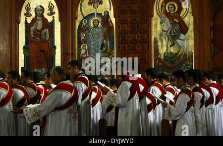 Kairo, Ägypten. 19. April 2014. Ägyptischen Christen besuchen die Zeremonie der "Karsamstag", glaubte als heilig und einen Tag vor Ostern nach orthodoxen Christentum, angeführt von Papst Tawadros II am 19. April 2014 in Kairo, Ägypten-Credit: Mohammed Bendari/APA Images/ZUMAPRESS.com/Alamy Live News Stockfoto