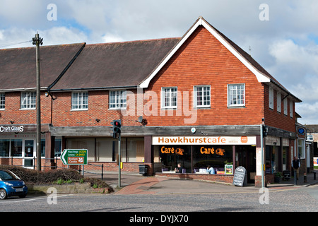 Cafe an der Kreuzung im Dorf Hawkhurst, Kent, UK Stockfoto