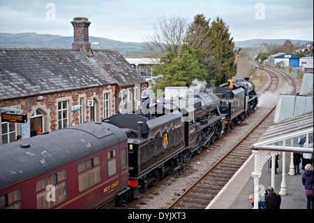 Eine doppelte Leitung geschleppt Charta Dampfzug im Bahnhof von Llandrindod Wells, aufs Herz von Wales, UK Stockfoto