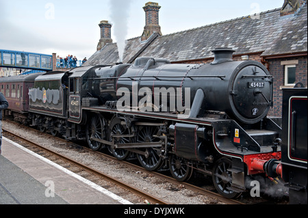 Ein Dampf geschleppt Charterzug am Bahnhof Llandrindod Wells, aufs Herz von Wales, UK Stockfoto