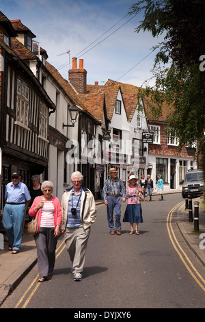 Großbritannien, England, East Sussex, Roggen, The Mint, Besucher, die Straße hinunter Stockfoto