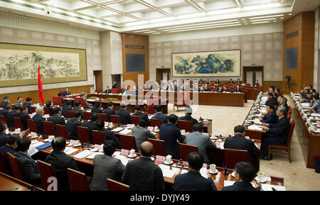 Peking, China. 18. April 2014. Der chinesische Ministerpräsident Li Keqiang leitet eine Versammlung der State Energy Commission in Peking, Hauptstadt von China, 18. April 2014. © Huang Jingwen/Xinhua/Alamy Live-Nachrichten Stockfoto