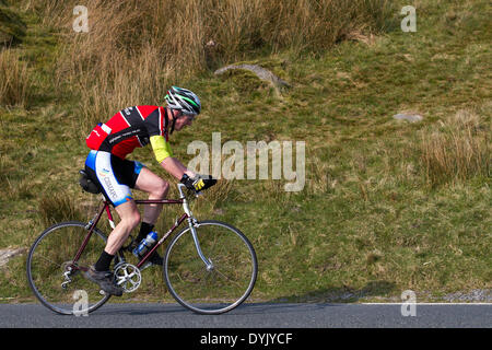 Rawtenstall, Lancashire. April 2014 20. Pendle Witches Vintage Velo liebe Zyklus Ereignis. Zu feiern die Ankunft der Tour de France Juli 2014 Ankunft in Yorkshire, die Pendle Witches ging für ein Klassiker und Oldtimer Tour fühlen sich mit der dritten Fahrt des North West Vintage Sportif. Ein Ostersonntag Showcase für einige old school Klassiker aus der Welt des Radsports. Stockfoto