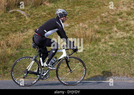 Rawtenstall, Lancashire. 20. April 2014.  Pendle Hexen Vintage Velo Benefizveranstaltung Zyklus. Um die Ankunft der Tour De France Ankunft in Yorkshire Juli 2014 zu feiern, ging die Pendle Hexen für eine Oldtimer -Tour mit der dritten Fahrt von der Nord-West Vintage Sportif.  Ein Ostersonntag Schaufenster für einige Old-School-Klassiker der Rad-Welt.  Bildnachweis: Mar Photographics/Alamy Live-Nachrichten Stockfoto