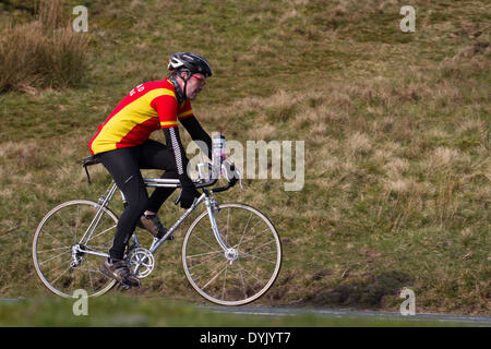 Rawtenstall, Lancashire. April 2014 20. Pendle Witches Vintage Velo liebe Zyklus Ereignis. Zu feiern die Ankunft der Tour de France Juli 2014 Ankunft in Yorkshire, die Pendle Witches ging für ein Klassiker und Oldtimer Tour fühlen sich mit der dritten Fahrt des North West Vintage Sportif. Ein Ostersonntag Showcase für einige old school Klassiker aus der Welt des Radsports. Stockfoto