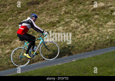 Rawtenstall, Lancashire. April 2014 20. Pendle Witches Vintage Velo liebe Zyklus Ereignis. Zu feiern die Ankunft der Tour de France Juli 2014 Ankunft in Yorkshire, die Pendle Witches ging für ein Klassiker und Oldtimer Tour fühlen sich mit der dritten Fahrt des North West Vintage Sportif. Ein Ostersonntag Showcase für einige old school Klassiker aus der Welt des Radsports. Stockfoto