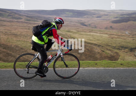 Rawtenstall, Lancashire. April 2014 20. Pendle Witches Vintage Velo liebe Zyklus Ereignis. Zu feiern die Ankunft der Tour de France Juli 2014 Ankunft in Yorkshire, die Pendle Witches ging für ein Klassiker und Oldtimer Tour fühlen sich mit der dritten Fahrt des North West Vintage Sportif. Ein Ostersonntag Showcase für einige old school Klassiker aus der Welt des Radsports. Stockfoto