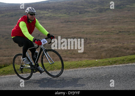 Rawtenstall, Lancashire. 20. April 2014.  Pendle Hexen Vintage Velo Benefizveranstaltung Zyklus. Um die Ankunft der Tour De France Ankunft in Yorkshire Juli 2014 zu feiern, ging die Pendle Hexen für eine Oldtimer -Tour mit der dritten Fahrt von der Nord-West Vintage Sportif.  Ein Ostersonntag Schaufenster für einige Old-School-Klassiker der Rad-Welt.  Bildnachweis: Mar Photographics/Alamy Live-Nachrichten Stockfoto