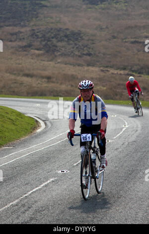 Rawtenstall, Lancashire. 20. April 2014.  Pendle Hexen Vintage Velo Benefizveranstaltung Zyklus. Um die Ankunft der Tour De France Ankunft in Yorkshire Juli 2014 zu feiern, ging die Pendle Hexen für eine Oldtimer -Tour mit der dritten Fahrt von der Nord-West Vintage Sportif.  Ein Ostersonntag Schaufenster für einige Old-School-Klassiker der Rad-Welt.  Bildnachweis: Mar Photographics/Alamy Live-Nachrichten Stockfoto