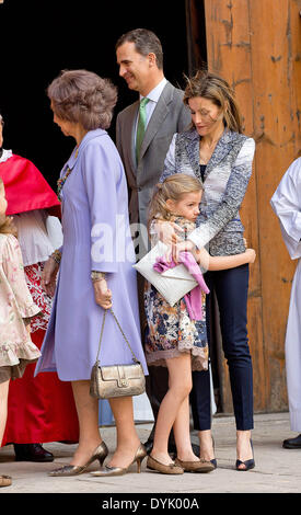 (L-R) Spanische Königin Sofia, Kronprinz Felipe, Prinzessin Sofia und Kronprinzessin Letizia lassen Sie die Masse, um Ostersonntag an der Kathedrale von Palma De Mallorca in Palma De Mallorca (Spanien), 20. April 2014-Marke. Foto: RPE-Albert Nieboer/kein Draht-SERVICE Stockfoto