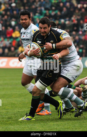 Northampton, UK. 20. April 2014. Phil DOWSON von Northampton Saints von Matt PARR von London Irish während der Aviva Premiership-Partie zwischen Northampton Saints und London Irish Franklins Gardens in Angriff genommen wird. Bildnachweis: Aktion Plus Sport/Alamy Live-Nachrichten Stockfoto