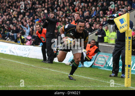 Northampton, UK. 20. April 2014. Kahn-FOTUALI'I von Northampton Saints Partituren in der Ecke bei der Aviva Premiership-match zwischen Northampton Saints und London Irish Franklins Gardens. Bildnachweis: Aktion Plus Sport/Alamy Live-Nachrichten Stockfoto