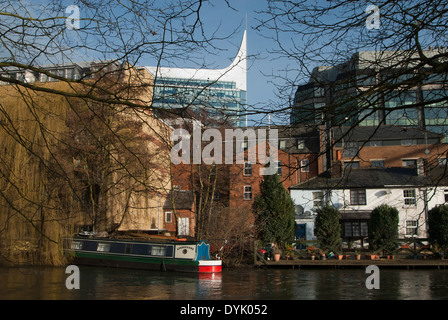 City of Reading Waterfront mit Narrowboat und Hütten auf dem Kennet & Avon Kanal, The Blade im Hintergrund, Berkshire, UK Stockfoto