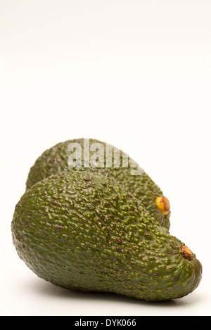 Avocados, die isoliert auf weißem Hintergrund Stockfoto