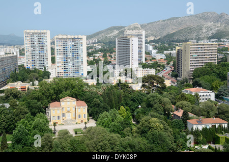 Luftaufnahme des c 18 Bastide de La Magalone öffentlichen Park & Vorstädte mit modernen Hochhäuser oder Marseille Marseille Frankreich Stockfoto