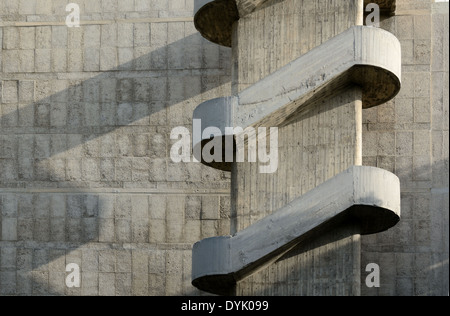 Brutalist konkrete Außentreppe der Unité d'Habitation oder der Cité Radieuse von Le Corbusier oder Marseille Marseille Frankreich Stockfoto