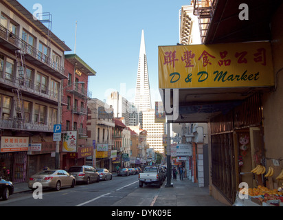 Ein Blick auf die D & D Markt und Transamerica Pyramid aus der Clay Street in Chinatown in San Francisco, Kalifornien. Stockfoto