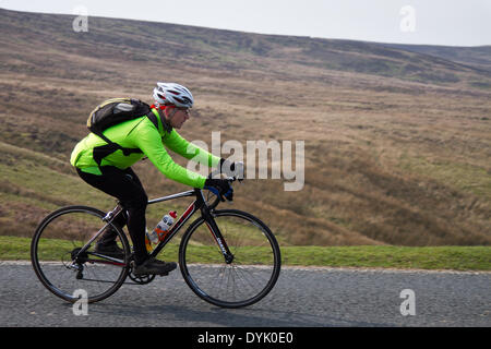 Rawtenstall, Lancashire. April 2014 20. Pendle Witches Vintage Velo liebe Zyklus Ereignis. Zu feiern die Ankunft der Tour de France Juli 2014 Ankunft in Yorkshire, die Pendle Witches ging für ein Klassiker und Oldtimer Tour fühlen sich mit der dritten Fahrt des North West Vintage Sportif. Ein Ostersonntag Showcase für einige alte Klassiker aus der Welt des Radsports. Stockfoto