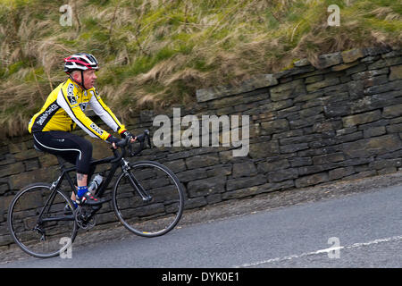 Rawtenstall, Lancashire. 20. April 2014.  Pendle Hexen Vintage Velo Benefizveranstaltung Zyklus. Um die Ankunft der Tour De France Ankunft in Yorkshire Juli 2014 zu feiern, ging die Pendle Hexen für eine Oldtimer -Tour mit der dritten Fahrt von der Nord-West Vintage Sportif.  Ein Ostersonntag Schaufenster für einige Old-School-Klassiker der Rad-Welt.  Bildnachweis: Mar Photographics/Alamy Live-Nachrichten Stockfoto