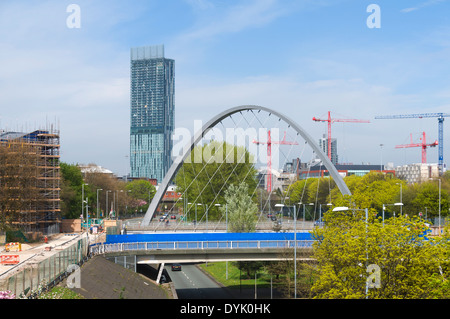 Die Hulme Bogenbrücke, Hulme, Stretford Straße, Manchester, England, UK.  Von Chris Wilkinson Architekten entworfen Stockfoto