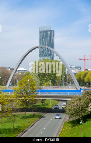 Die Hulme Bogenbrücke, Hulme, Stretford Straße, Manchester, England, UK.  Von Chris Wilkinson Architekten entworfen Stockfoto