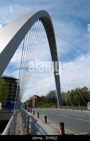 Die Hulme Bogenbrücke, Hulme, Stretford Straße, Manchester, England, UK.  Von Chris Wilkinson Architekten entworfen Stockfoto