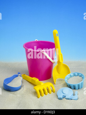 Sandspielzeug Eimer Schaufel Formen Sandkasten Spielzeug Eimer Schaufel Formen Eimer Urlaub Ferien Formen Kindheit Sand Sandstrand Stockfoto