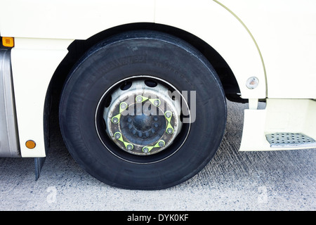 Radmutter Marker auf einem LKW, sind eine visuelle Anleitung zu prüfen, ob die Wheelnuts nicht locker gearbeitet haben. Stockfoto