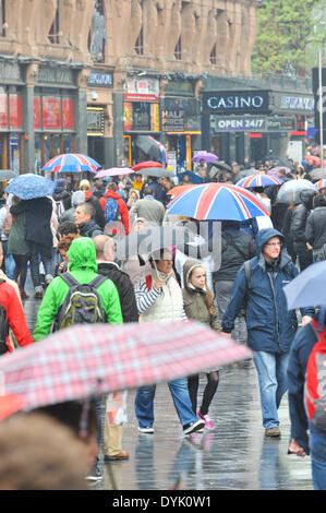 Leicester Square, London, UK. 20. April 2014. Touristsin Leicester Square auf einem regnerischen Ostersonntag in London. Bildnachweis: Matthew Chattle/Alamy Live-Nachrichten Stockfoto