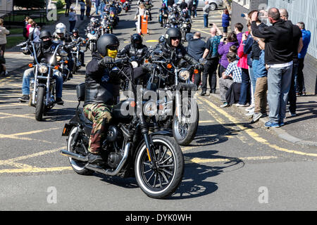 Glasgow, UK. 20 Apr, 2014. Seit 35 Jahren ein Charity Fun Run um das Stadtzentrum von Glasgow gehalten worden ist, mit Start und Ziel am Yorkhill Hospital für kranke Kinder. Viele Motorradfahrer, gekleidet in ausgefallenen Kostüm, und Sie reisen aus ganz Schottland, Unterstützung der Liebe und jedes Jahr Tausende von Pfund für das Krankenhaus. In diesem Jahr, vielleicht, weil der sonnige Ostern Wetter, es wird geschätzt, dass etwa 2000 Motorräder teilgenommen. Credit: Findlay/Alamy leben Nachrichten Stockfoto