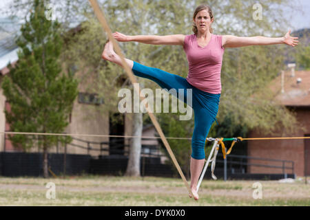 Patagonien, Arizona, USA. 19. April 2014. LAURA FIEBERG Praktiken Slacklinen Techniken in einem unbenannten Park in Patagonien, Arizona, auf Samstag, 19. April 2014. Slacklinen ist der Sport des Gehens eine kleine, flache Nylon-Seil zwischen zwei Punkten. FIEBERG besitzt die "Chip & Laura" Yoga-Studio mit ihrem Ehemann, CHIP, in Patagonien, einer Stadt mit rund 900 Einwohnern südlich von Tucson, nahe der Grenze zu Mexiko. Das Gebiet ist ein beliebtes Vogelbeobachtung. Tracy Barbutes/ZUMAPRESS.com/Alamy © Live-Nachrichten Stockfoto