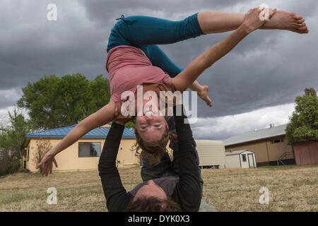 Patagonien, Arizona, USA. 19. April 2014. LAURA und CHIP FIEBERG Praxis AcroYoga Techniken in einem unbenannten Park in Patagonien, Arizona, am Samstag. AcroYoga ist eine Form der Partner-Yoga, wo zwei Menschen zusammen arbeiten, eine als "Basis" der andere als "Flyer". Der Mann und Frau Team besitzen die "Chip & Laura" Yoga-Studio in Patagonien, einer Stadt mit ca. 900 Einwohnern südlich von Tucson, nahe der Grenze zu Mexiko. Das Gebiet ist ein beliebtes Vogelbeobachtung. Tracy Barbutes/ZUMAPRESS.com/Alamy © Live-Nachrichten Stockfoto